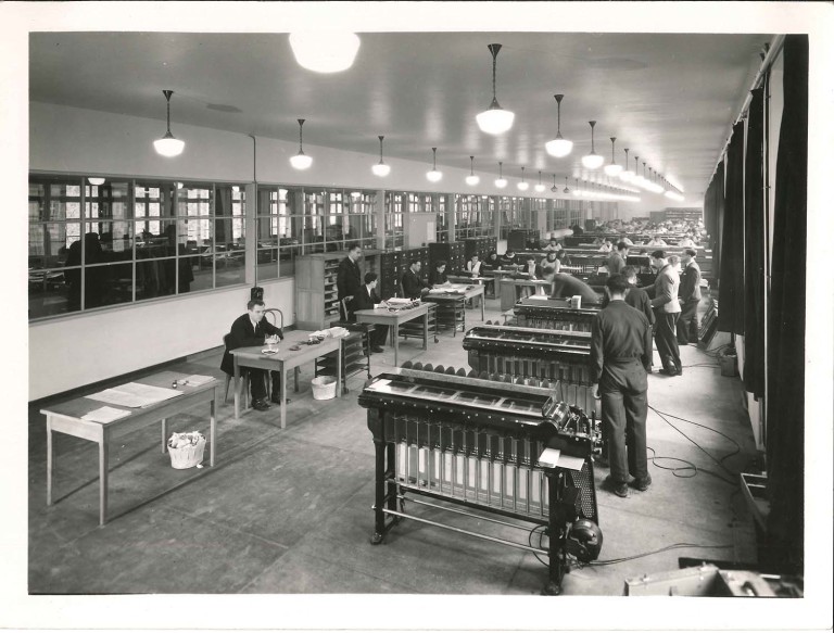 Batterie de trieuses au centre de conservation des titres de la BNCI à Dinan (France) en 1939 – Archives historiques BNP Paribas