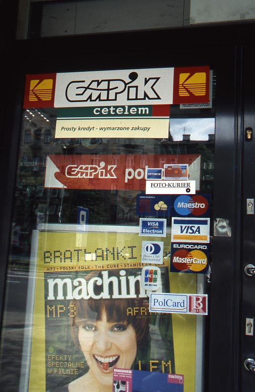 Vitrine d’une boutique partenaire de Cetelem à Varsovie, 2000 – Archives historiques  BNP Paribas