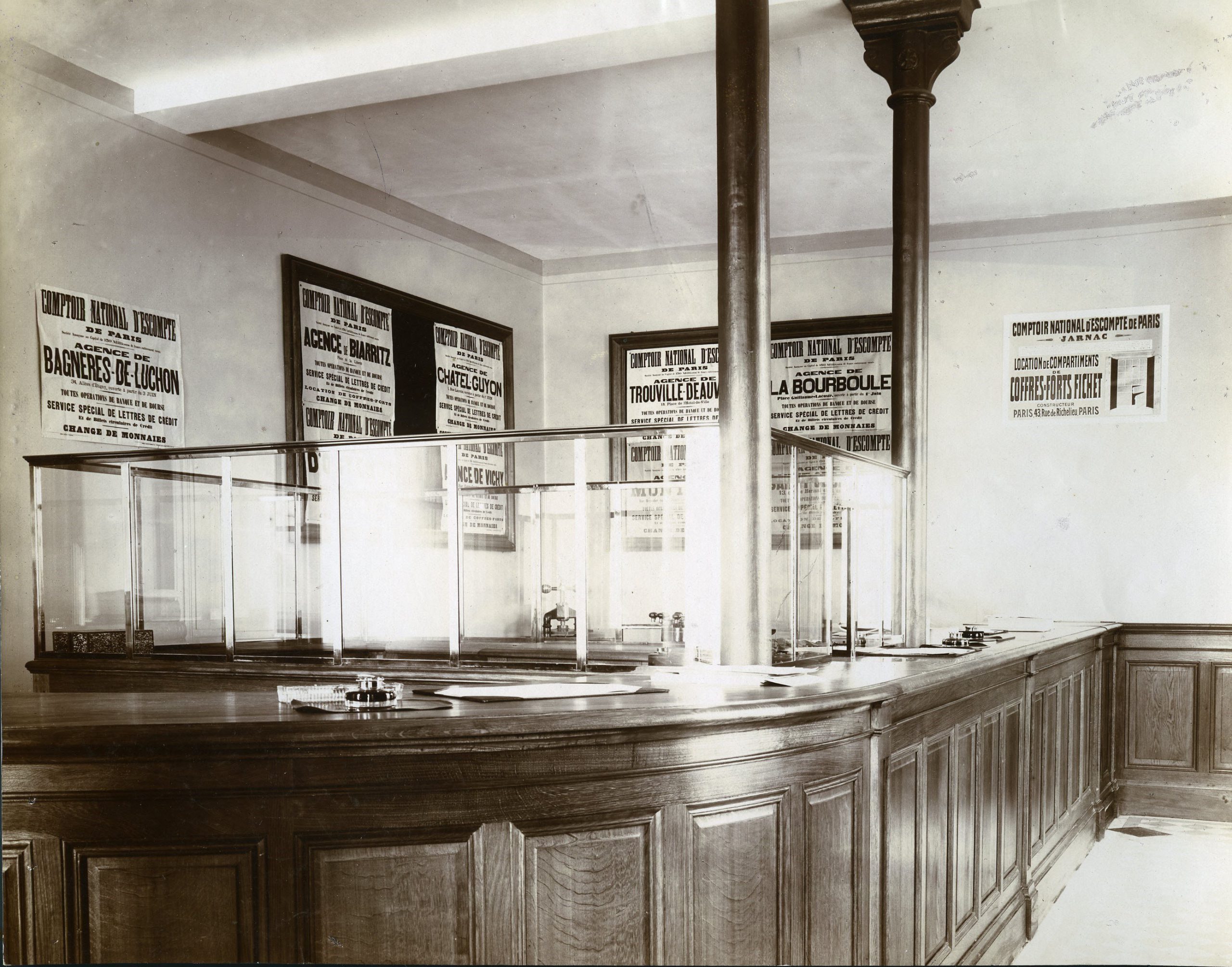 Intérieur de l’agence du CNEP à Jarnac en 1907