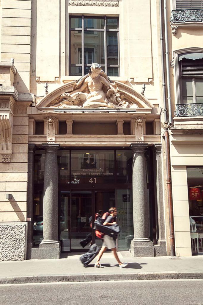 Fronton de l’entrée avec le relief allégorique de Mercure – Cliché de Laurence Bosc