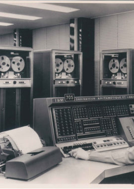 Salle informatique de la Banque nationale pour le commerce et l'industrie (BNCI) dotée d'ordinateurs IBM 705, vers 1960 - © Archives historiques BNP Paribas