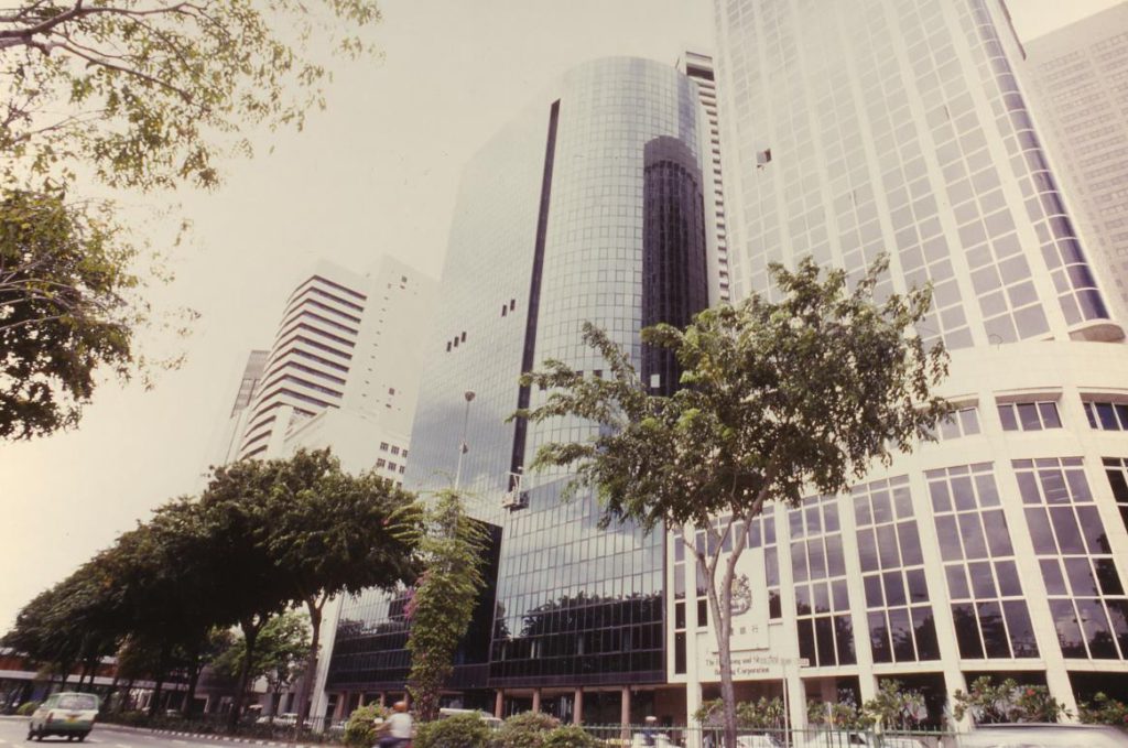 Vue de l’immeuble du Tung Center à Singapour à Singapour en 1985, notamment occupé par l’agence de la BNP – Archives historiques BNP Paribas