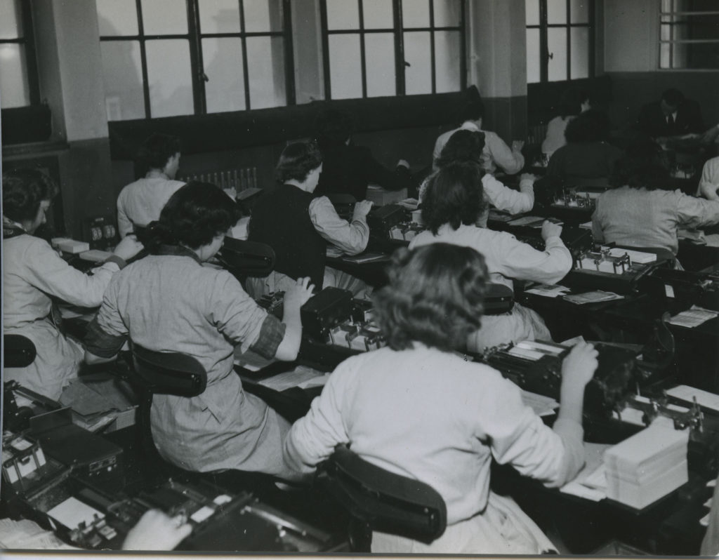 Salle de dactylographie à l’annexe administrative parisienne de la BNCI dans les années 1950 – Archives historiques BNP Paribas