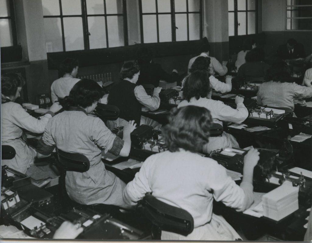 Typing office of the BNCI's administrative annex in Paris (1950's) - BNP Paribas Historical Archives