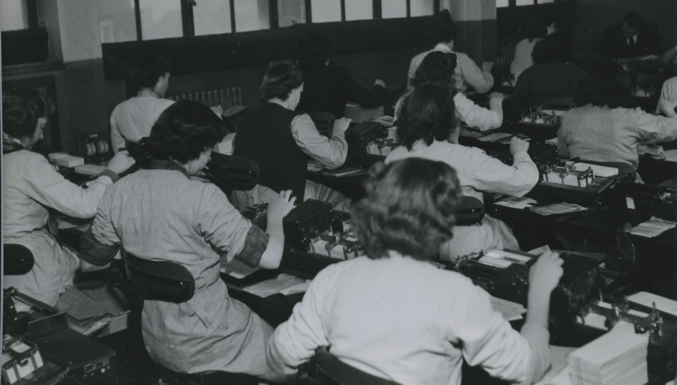 Salle de dactylographie à l’annexe administrative parisienne de la BNCI dans les années 1950 – Archives historiques BNP Paribas