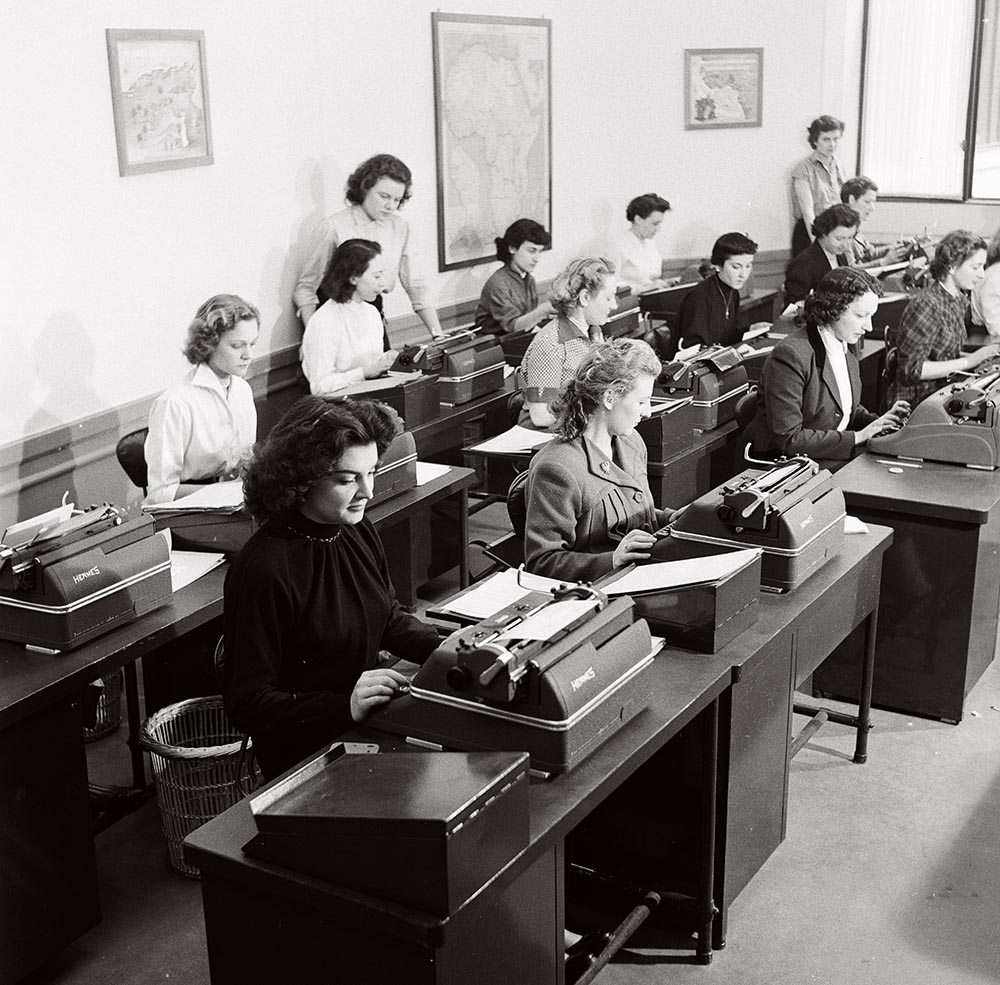 Salle de dactylographie du Centre administratif de la Banque nationale pour le commerce et l'industrie (BNCI) vers 1960. Archives historiques BNP Paribas