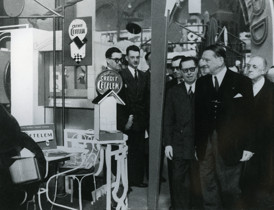 Inauguration du premier stand Cetelem par René Coty au Salon des Arts ménagers de 1954 – Archives historiques BNP Paribas