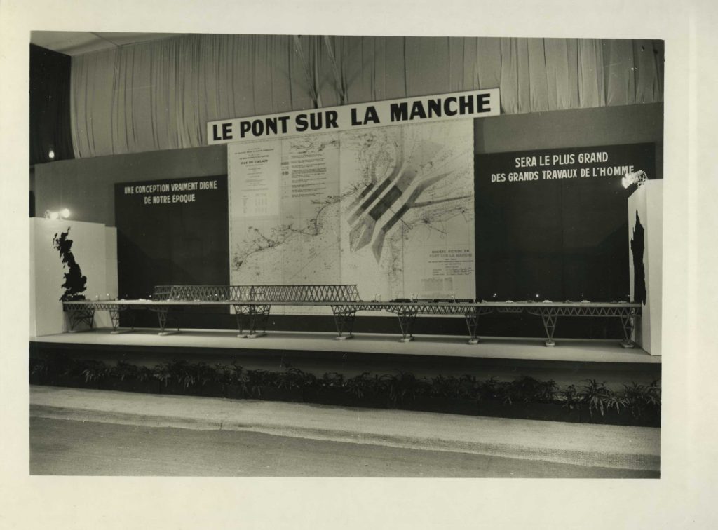 Salon de l’Enfance de 1963 : stand et maquette du premier projet de pont ferré de la SEPM – Archives historiques BNP Paribas