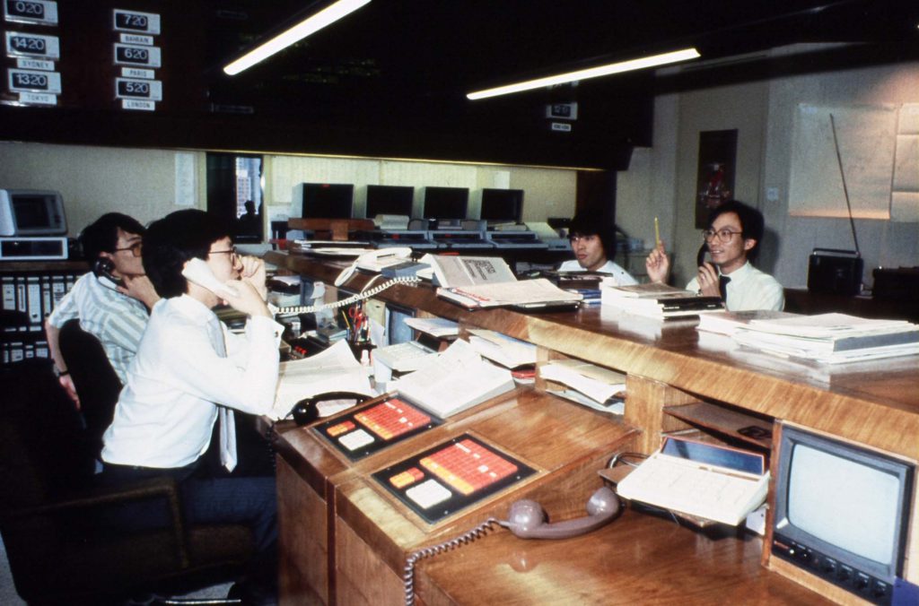 Vue de la salle des marchés de Paribas à Hong Kong dans les années 1980 – Archives historiques BNP Paribas