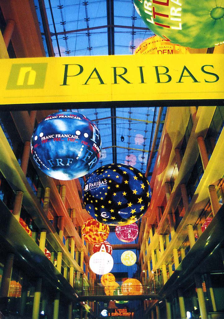 Paribas célèbre le passage à l’euro dans son immeuble situé 37, place du Marché Saint-Honoré, 1999 – Archives historiques BNP Paribas
