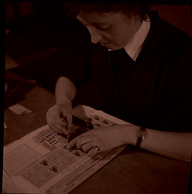 Opératrice de la BNCI manipulant des titres, 1939 - © Archives historiques BNP Paribas