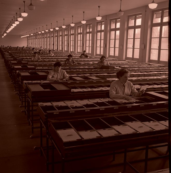 Vaste salle de traitement des dossiers clients au centre de gestion des titres de La Conninais, 1939 – © Archives historiques BNP Paribas