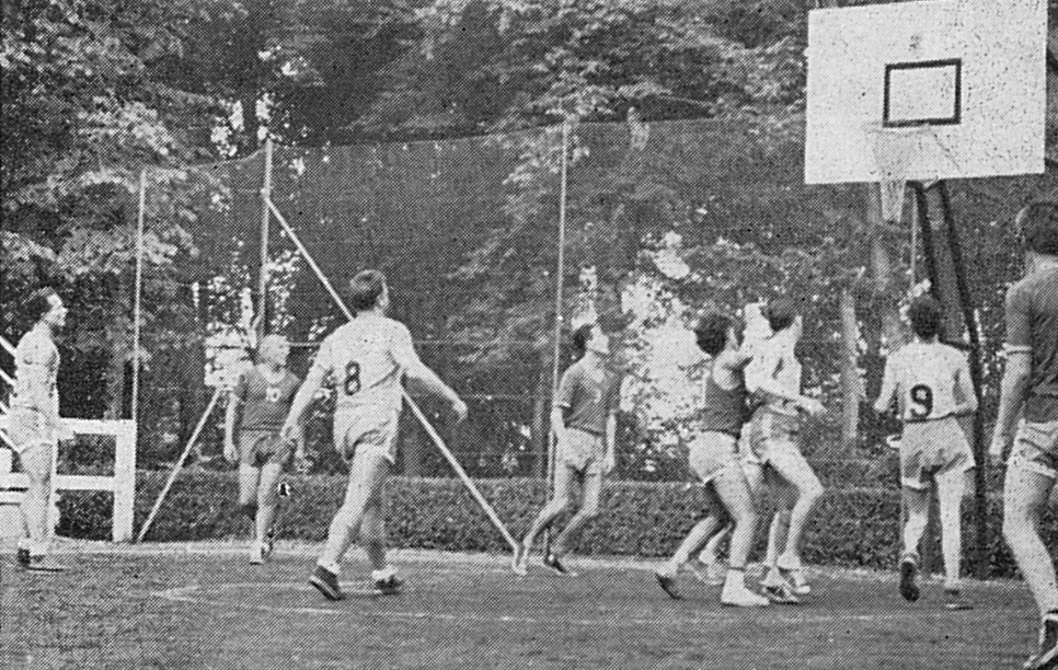 Basketball match between the sporting associations of the BNCI and Philips company at Louveciennes, 1955 – BNP Paribas Historical Archives