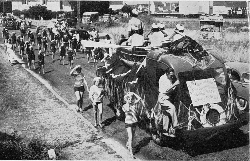 Des vacanciers de la BNCI paradent à Saint-Pierre de Quiberon, 1955, Archives historiques BNP Paribas