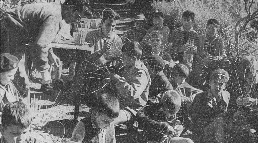 Atelier vannerie à la colonie de vacances de la BNCI à la Souterraine, 1956 - Archives historiques BNP Paribas