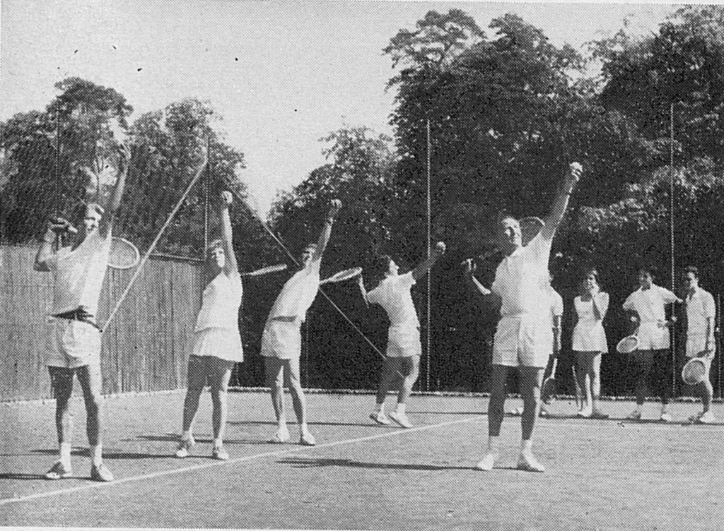 Le joueur de tennis français, Henri Cochet, apprend à servir au personnel de la BNCI, à l’occasion d’un stage à Louveciennes (France) en 1960 – Archives historiques BNP Paribas