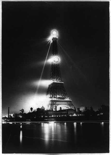 La Tour Eiffel de nuit pendant l'Exposition de Paris. France Paris, 1889. Bibliothèque du Congrès