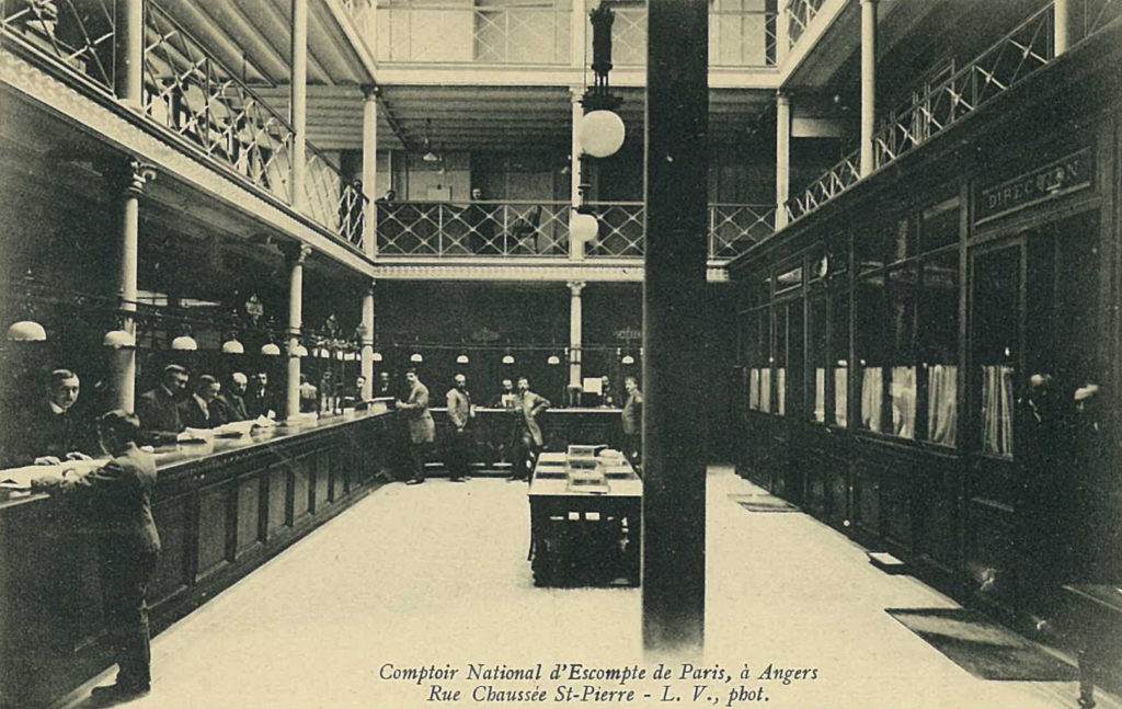 NEP, branch in Angers, Rue Chaussée St-Pierre, interior and customers view - BNP Paribas Historical Archives 