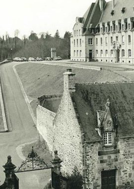 Vue générale du château et de la conservation de titres de la Conninais dans les années 1950 - ©Archives historiques BNP Paribas