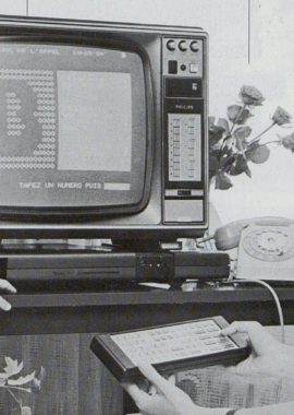 Cliente de la BNP testant à son domicile la technique du télétexte permettant de diffuser du texte sur un téléviseur connecté à un boitier branché dans la prise téléphonique et de dialoguer avec le centre Télétel, 1982 - Archives historiques BNP Paribas