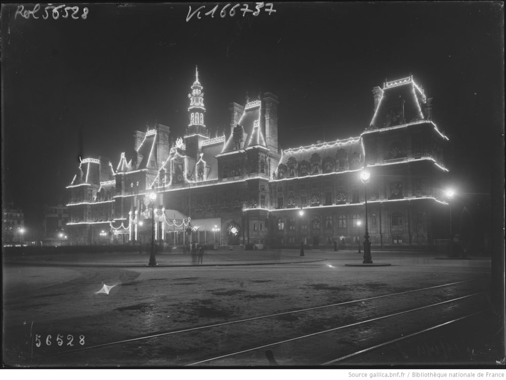 L’hôtel de ville de Paris illuminé à l’occasion de la remise de la Croix de guerre à la ville. 1919. Agence Roll. Bibliothèque nationale de France