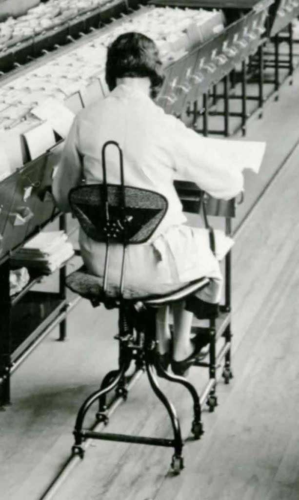 Employée de banque sur une chaise FLAMBO « Roule dactyle »