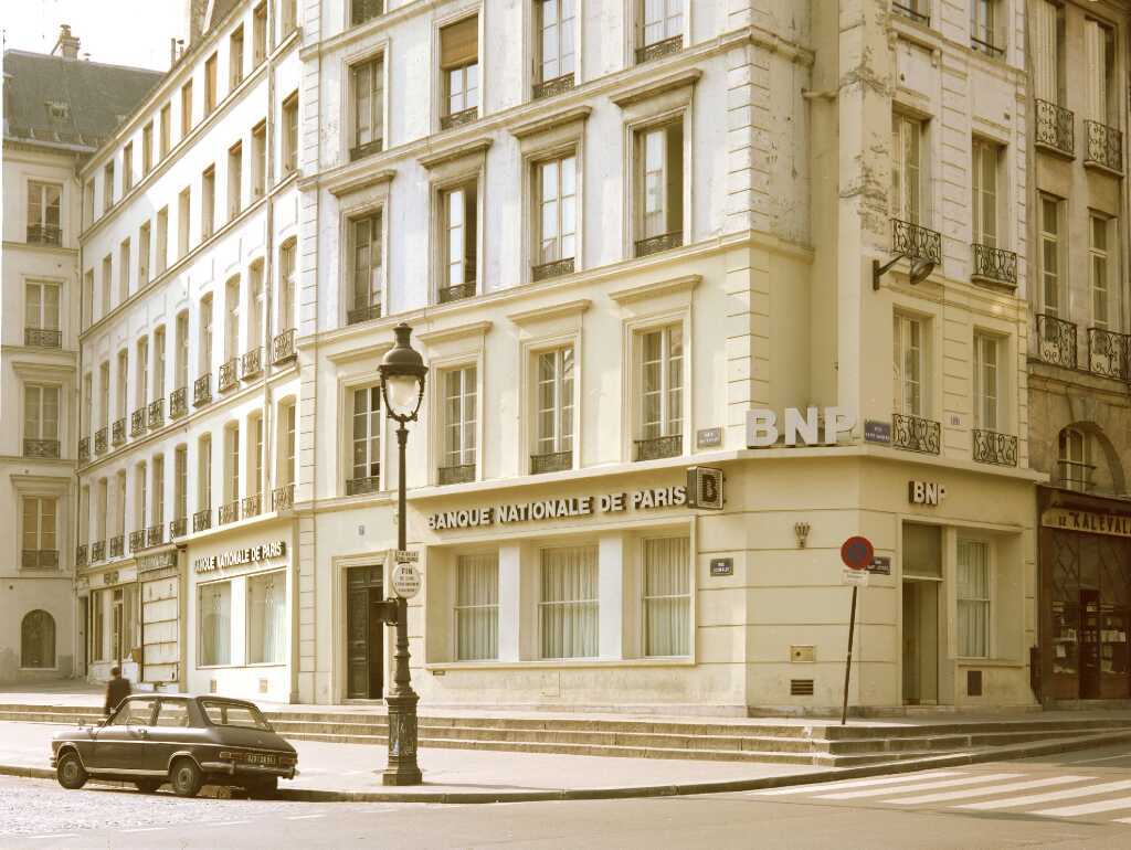 View of the facade of a BNP agency, Soufflot Street, Quartier Latin, 1977 - BNP Paribas Historical Archives - Cote 7Fi676
