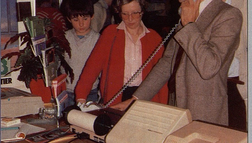 A BNP account manager explains to customers how the Minitel works at the Computer and Office Automation Show in Limoges, 1985 - BNP Paribas Historical Archives