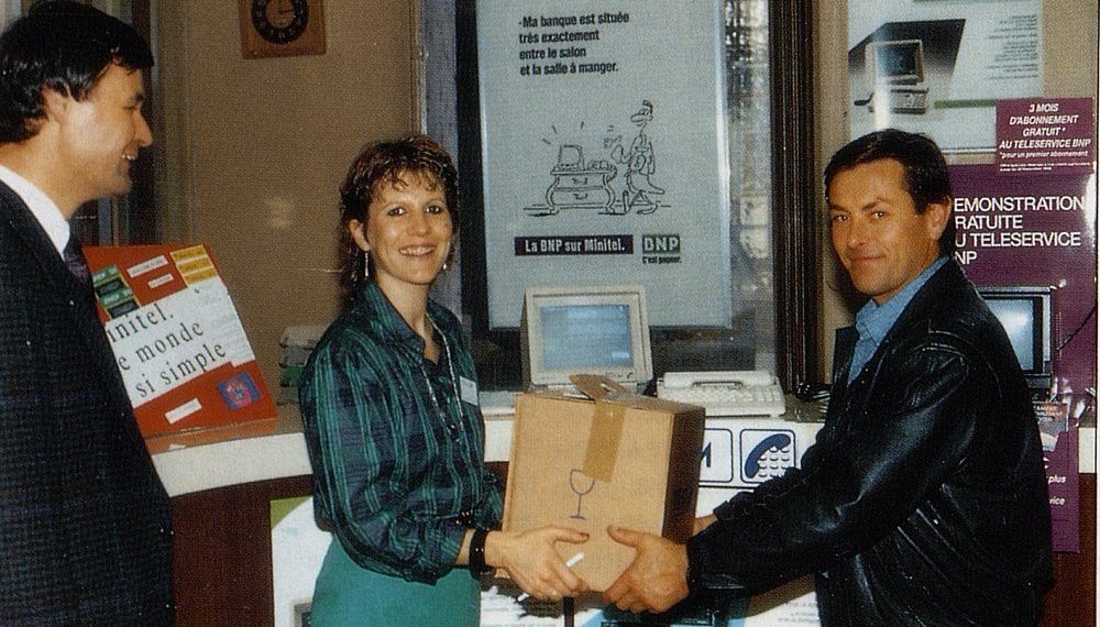 Téléservice B operation, organized at the BNP branch in Varennes sur Allier (France), with the delivery of a Minitel, 1990 - BNP Paribas Historical Archives