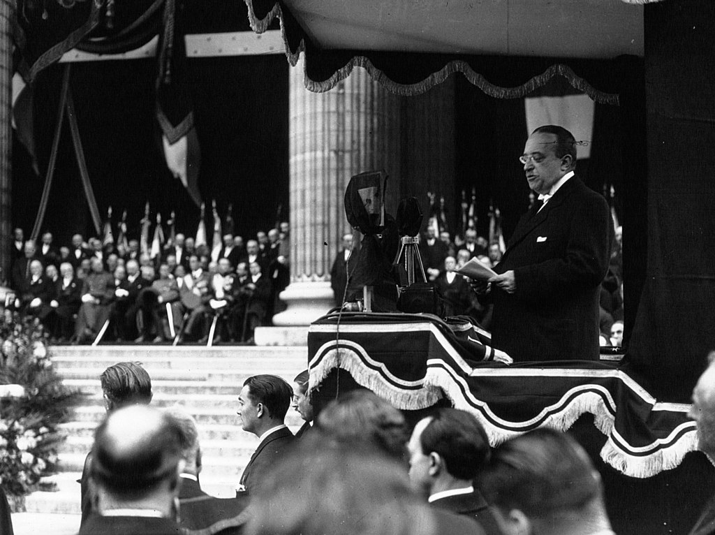 André Tardieu, président du Conseil français, prononçant l'éloge funèbre président Paul Doumer lors de ses obsèques.