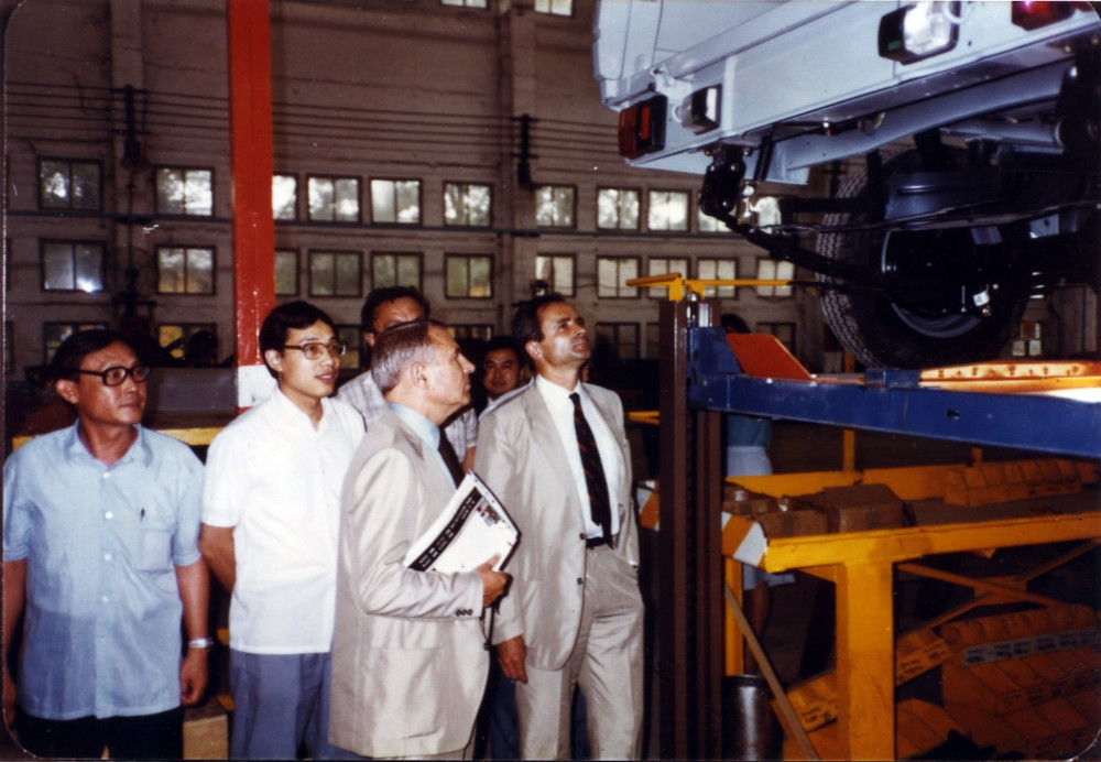 Visit of the Peugeot factory in Guangzhou on June 4, 1985 - BNP Paribas Historical Archives