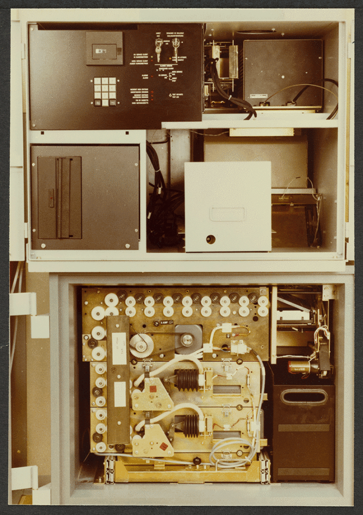 Intérieur d'un GAB, 1986, cote 9FI618, Archives historiques de BNP Paribas