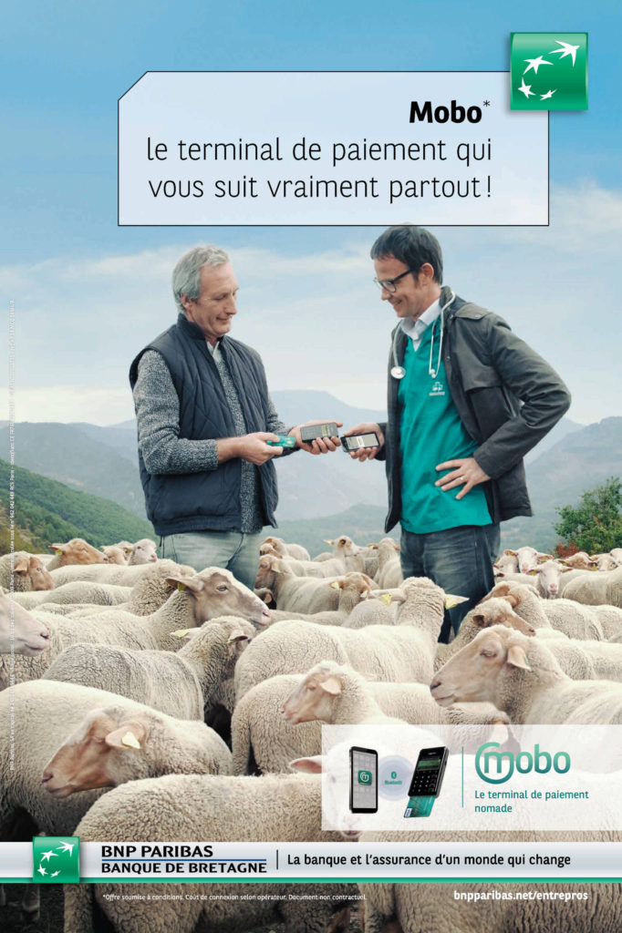 Affiche publicitaire Mobo, paiement entre un éleveur et un vétérinaire au milieu d'un troupeau, Archives historiques de BNP Paribas,2014, cote 4AF506