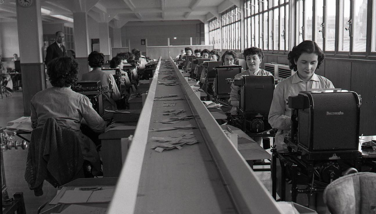 Portfolio department in the Paris central annex of the BNCI: operators record accounting data on machines of the American brand Burroughs, 1952, rating 10Fi60-1.