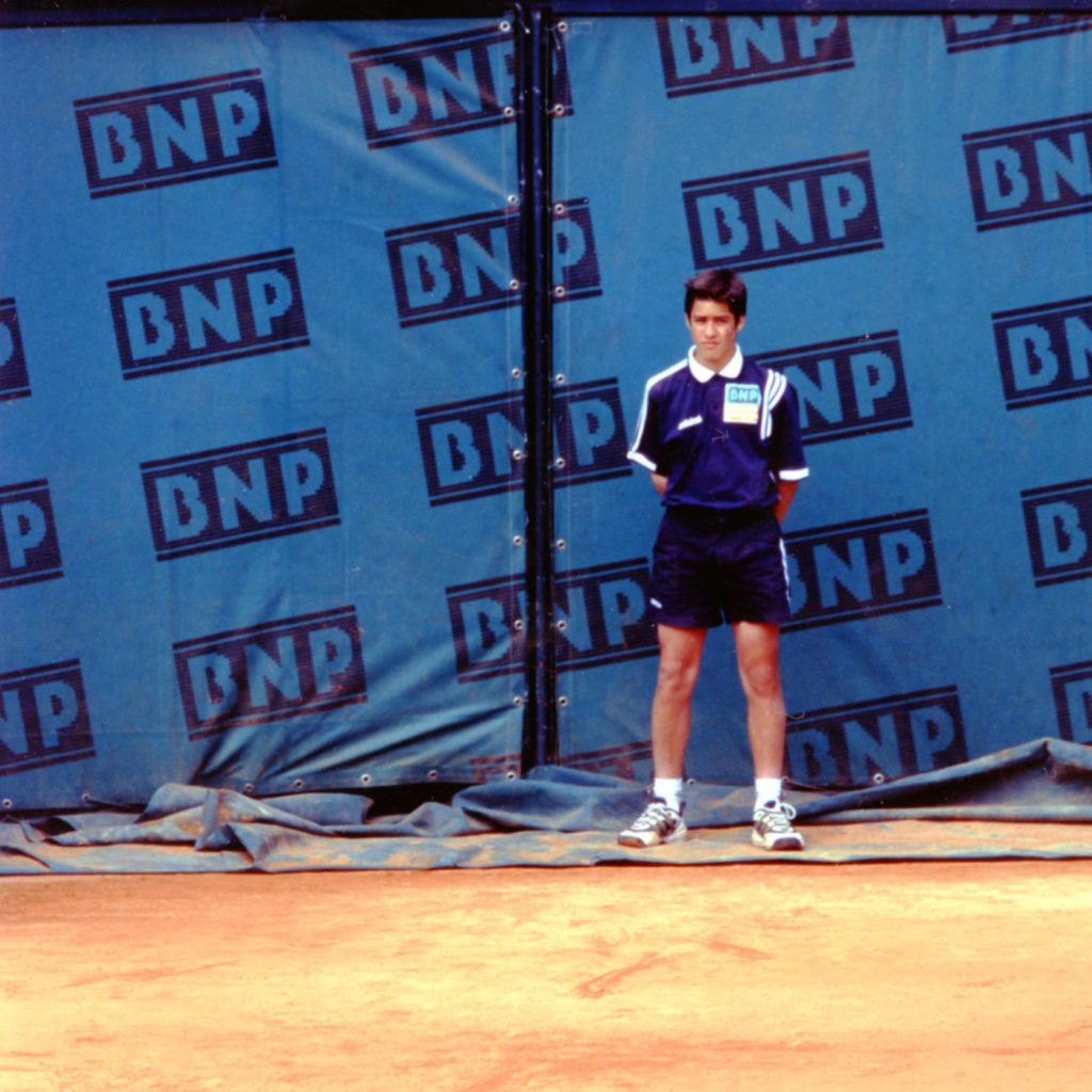 Ramasseurs de balle debout devant la bâche BNP, Roland-Garros 1997 - Archives historiques BNP Paribas - Cote 9Fi454-2 