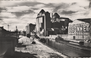 Canal de l’Ourcq et Grands Moulins de Pantin. Carte postale en noir et blanc. Archives Municipales de Pantin référence 2fi1108. Sans date.