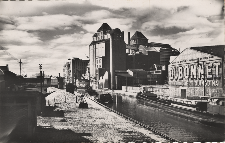 Canal de l’Ourcq and Grands Moulins de Pantin. Postcard. Pantin Municipal Archives with reference 2fi1108. No date.