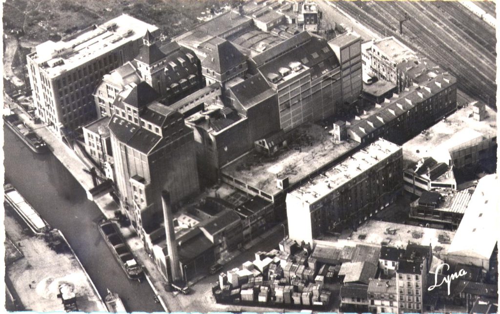 Les grands moulins de Pantin (vue aérienne). Carte postale en noir et blanc. Archives Municipales de Pantin avec la référence 2FI/721. Sans date.