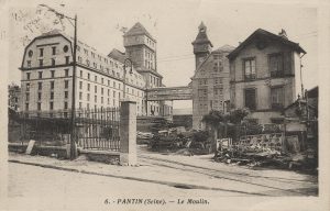 Les grands moulins de Pantin. Carte postale en noir et blanc. Archives Municipales de Pantin. Sans date.