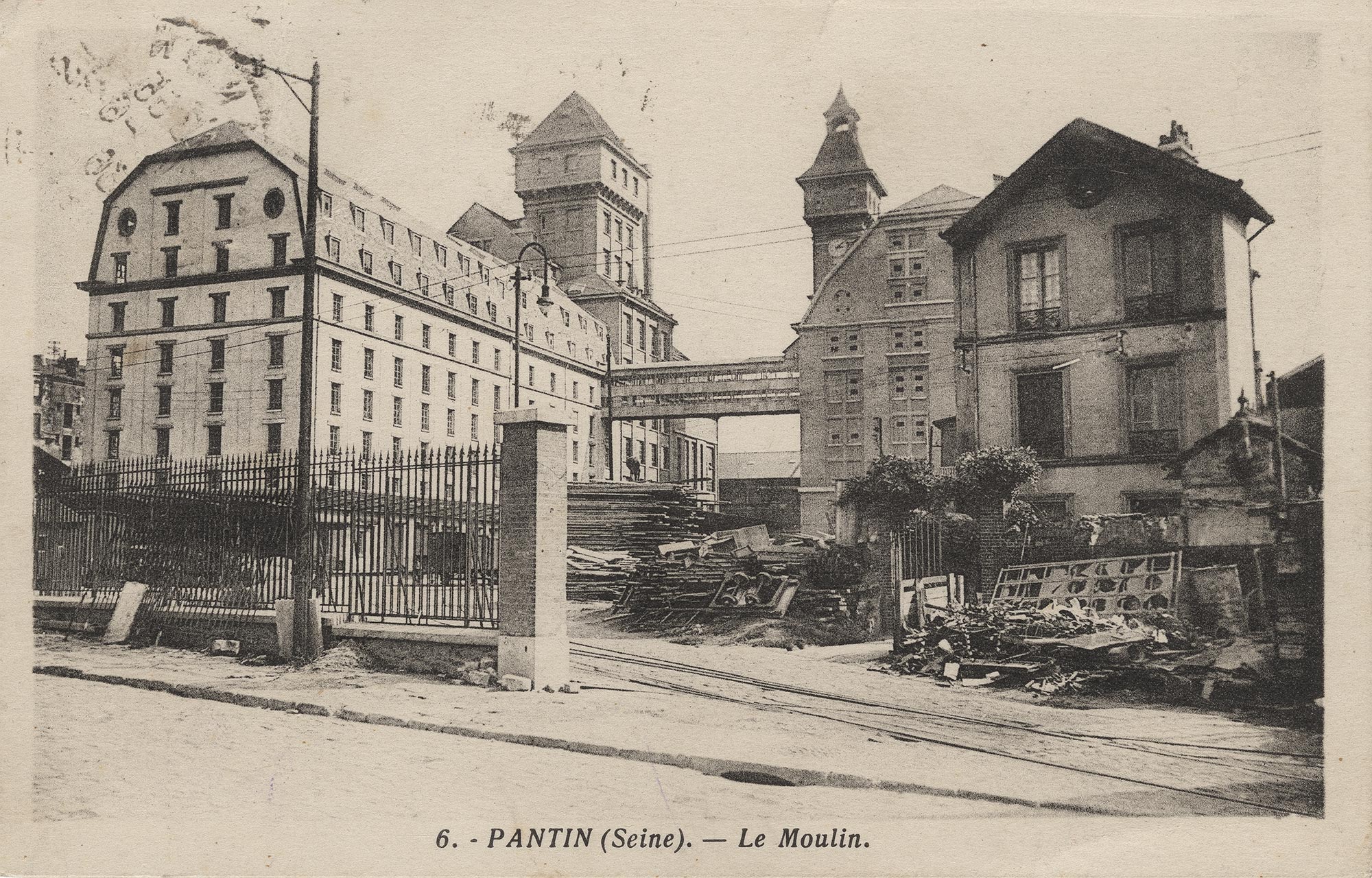 Les grands moulins de Pantin. Carte postale en noir et blanc. Archives Municipales de Pantin avec la référence 2FI/808. Sans date.