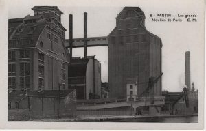 Les grands moulins de Pantin. Carte postale en noir et blanc. Archives Municipales de Pantin. Sans date.