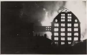 Incendie des Grands Moulins de Pantin, le 19 août 1944. Cliché non signé. Collection particulière, reproduction Région Île-de-France, © Laurent Kruszyk, 2009. Puis © Jean-Bernard Vialles, Région Île-de-France, 2001