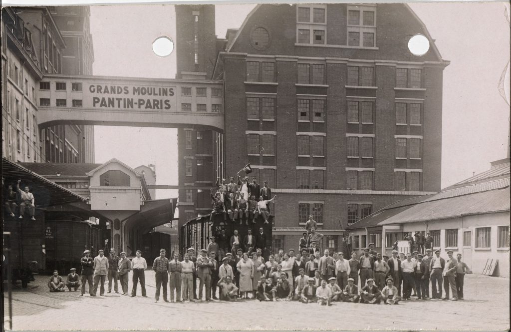 La cour des Grands Moulins de Pantin, vers 1936. Collection particulière, reproduction. région Ile-de-France