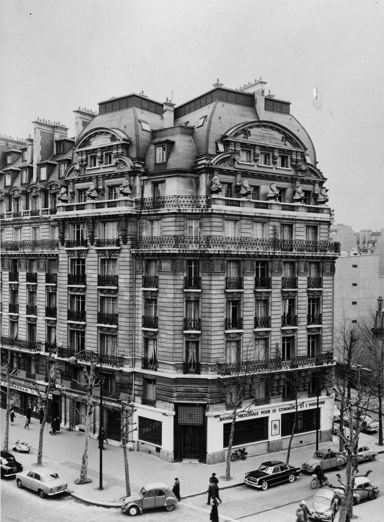 Vue d’ensemble de l’immeuble, vers 1960. Archives historiques BNP Paribas, 6Fi157