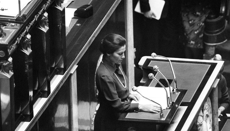 Simone Veil au pupitre de l'Assemblée nationale pour prononcer son discours sur le projet de loi sur l'IVG en 1974 - AFP