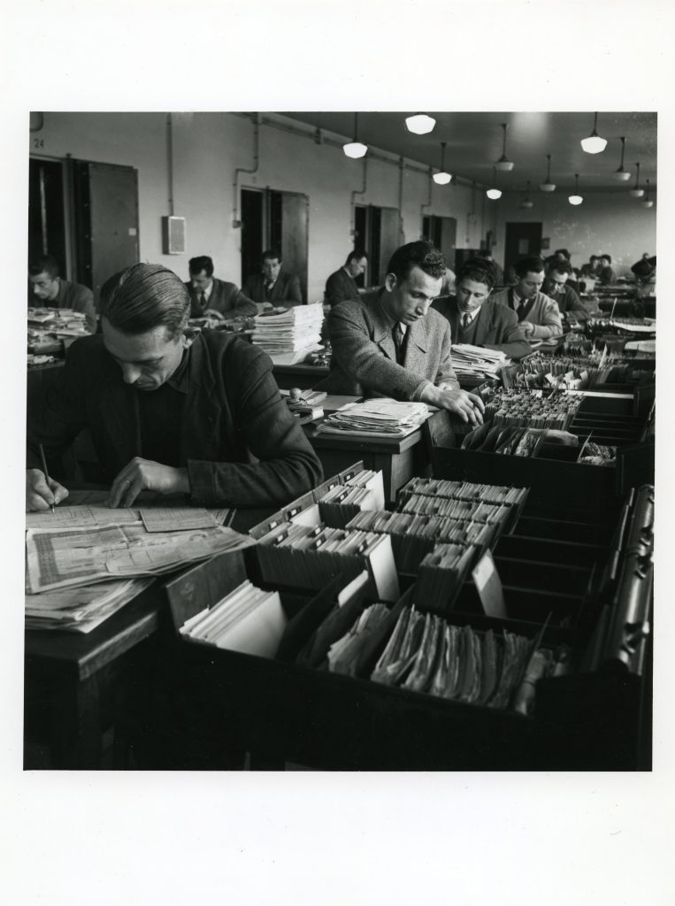 Employés traitant des fichiers clients, site de conservation des titres de Dinan, 1939, Archives historiques BNP Paribas, 11Fi690-2