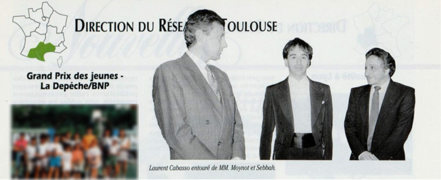 Dans un magasine interne, un article présente le pianiste Laurent Cabosso reçu par le fondateur du Prix du Jeune Écrivain, Marc Sebbah et Alain Moynot, directeur du Réseau de Toulouse.