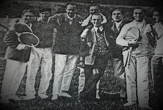 Photographie de Raymond Aron au centre avec d’autres membres du PAC, Archives Historiques BNP Paribas, 6AH64