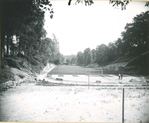 Terrains de sport du domaine de la Conninais après les bombardements du mois d’août 1944. Archives historiques BNP Paribas, 11FI451