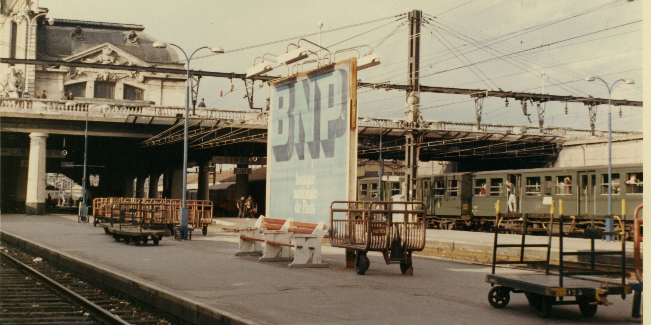 La BNP s'affiche dans les gares